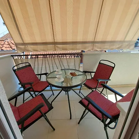 Bright Floor With Free Parking Apartment