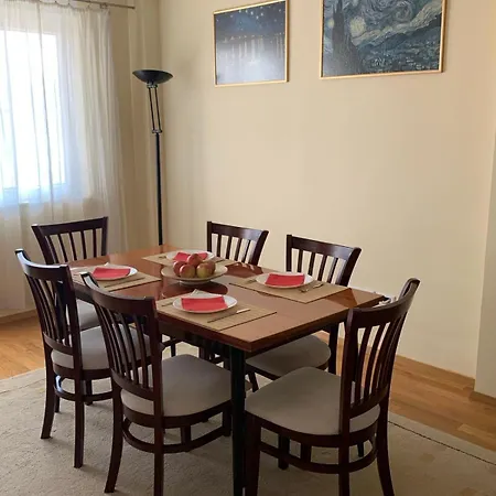 Bright Floor With Free Parking Apartment