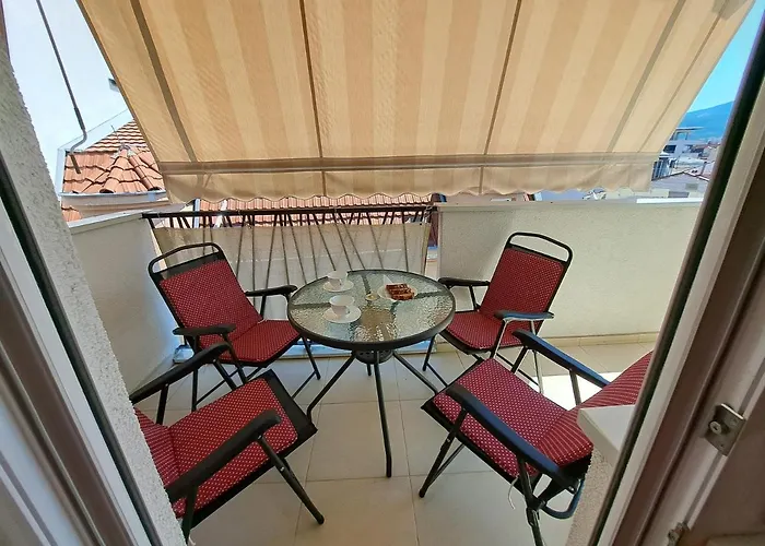 Bright Floor With Free Parking Apartment