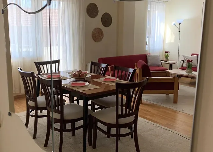 Bright Floor With Free Parking *